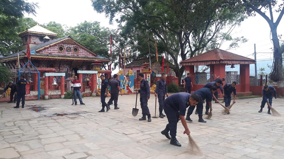 प्रहरीद्वारा मन्दिर परिसर सरसफाई