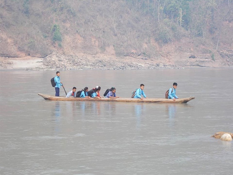 कर्णालीको जोखिम मोलेर विद्यालय