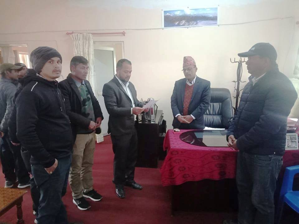 स्वास्थ्यकर्मी रिहाइको माग गर्दैै गृहमन्त्रालयलाई ज्ञापन पत्र