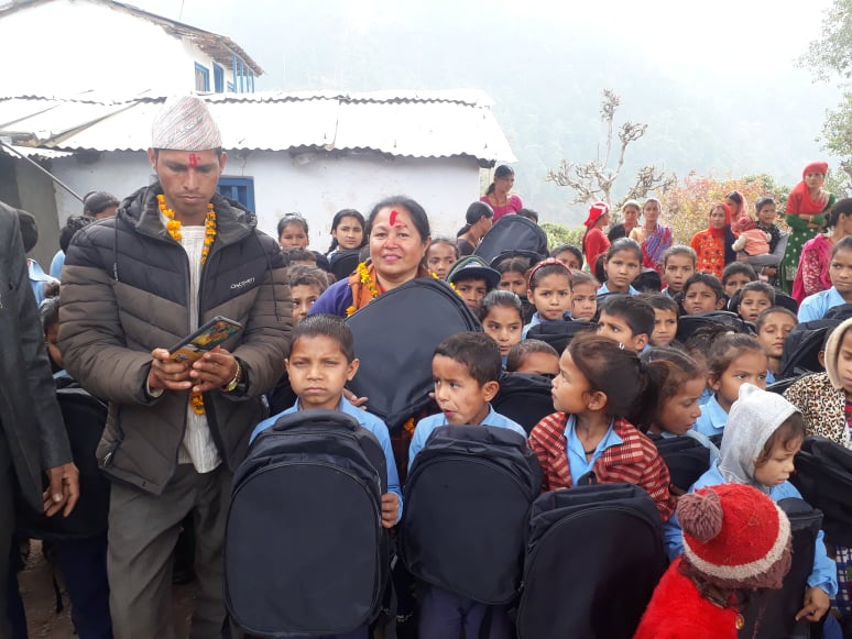 द्वारिकादेवी ठकुरानी फाउण्डेशनद्वारा शैक्षिक सामाग्री बितरण