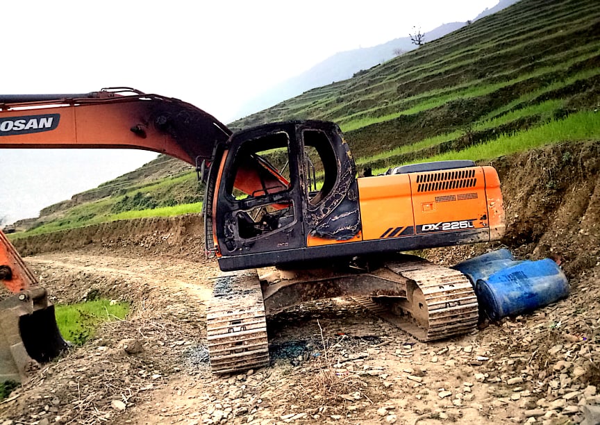 गाउँपालिकाको डोजरमा आगजनी