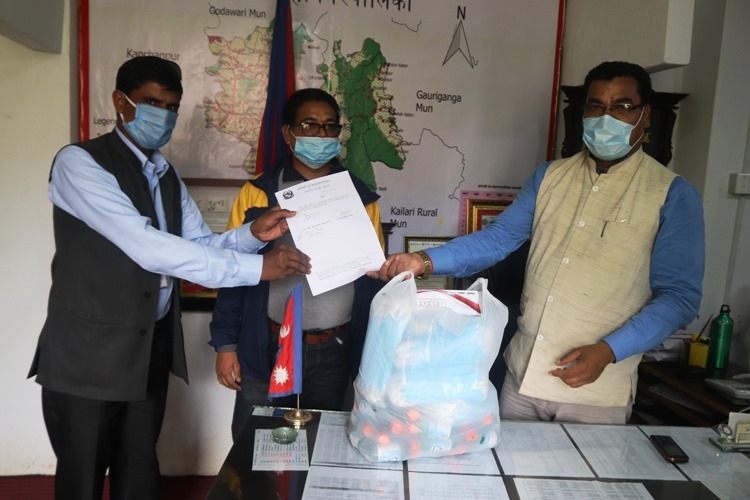 धनगढी उप–महानगरद्वारा पत्रकारलाई स्वास्थ्य सामाग्री प्रदान