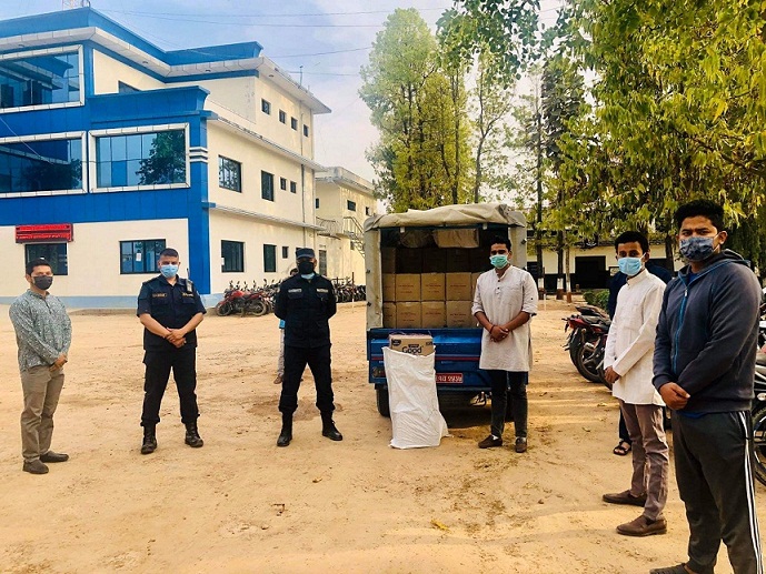 नेविसंघ नेताहरुद्वारा प्रहरीलाई बिस्कुट र पानी प्रदान