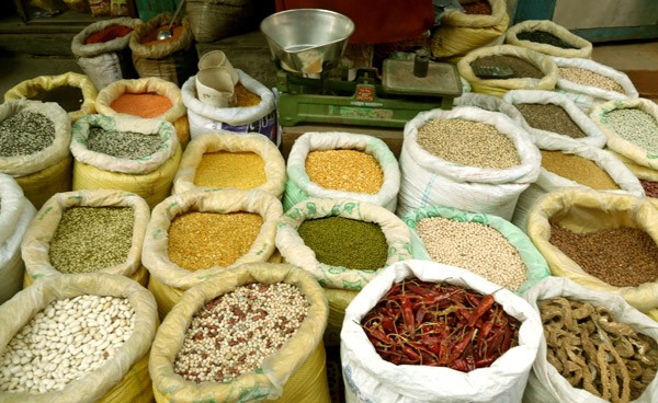 अभावमा रहेका विद्यार्थीलाई खाद्यान्न सहयोग