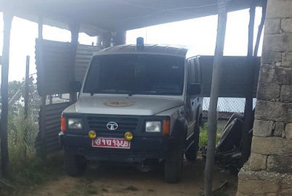 लकडाउनका बेला एम्बुलेन्समा नेताको सयर