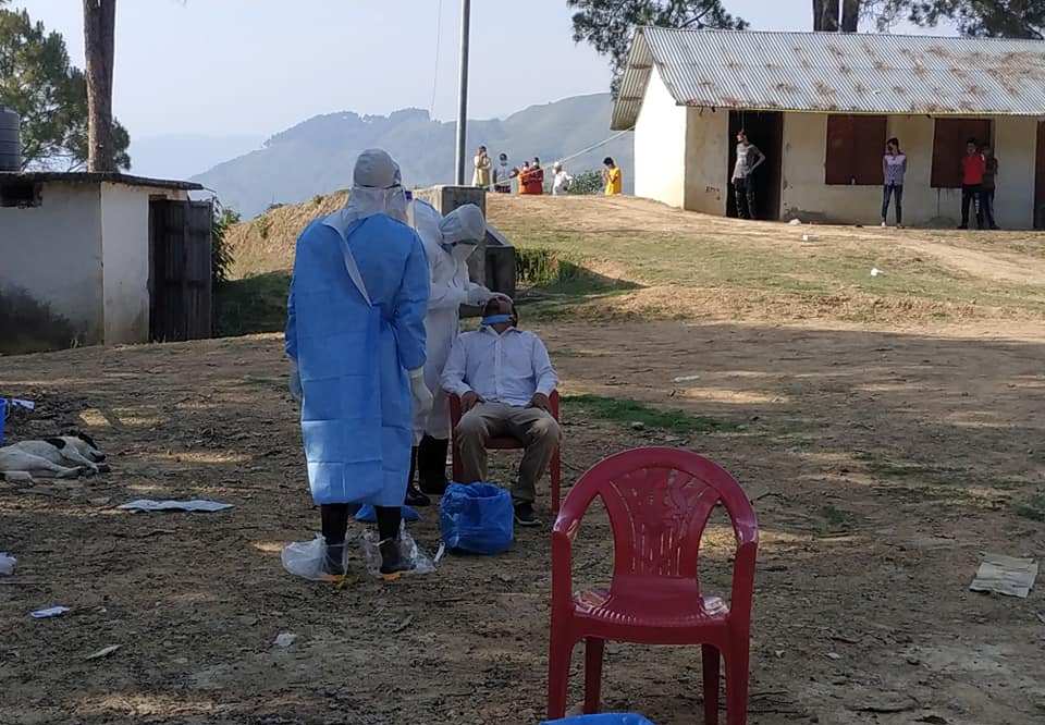 डडेल्धुरामा संक्रमितको सम्पर्कमा आएका १३६ जनाको स्वाब संकलन