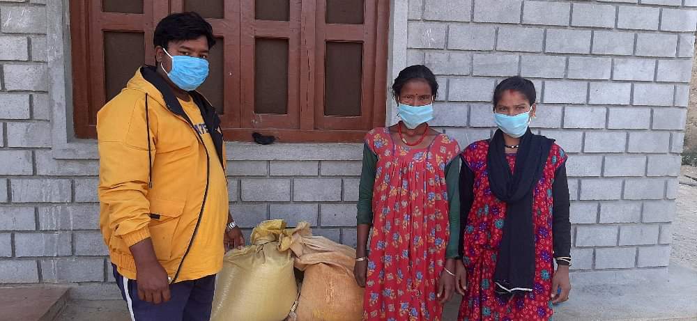 युवा नेता कोलीले दिए अति विपन्न चार परिवारलाई राहत