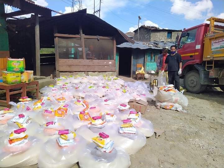 युवा अभियान्ता मल्लद्वारा राहत सामाग्री प्रदान