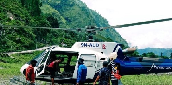 दार्चुलाको छाङरुमा झोलुङगे पुलका लागि हेलिकप्टरमार्फत सामान ढुवानी शुरु