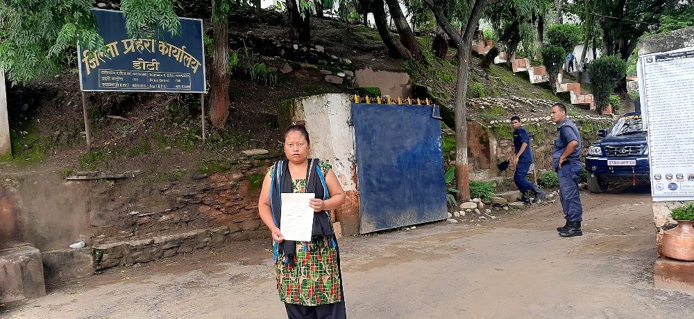 दुई पुरुषद्वारा निर्घात कुटिएकी महिलाको जाहेरी प्रहरीले लिएन