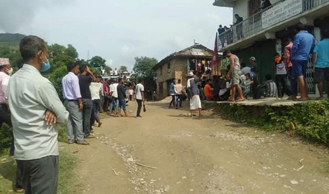 रिपोर्ट नआउदै घर पठाईएका कोरोना संक्रमितद्वारा गाउँपालिका घेराउ