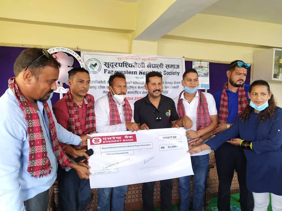 सुदूरपश्चिमेली नेपाली समाजद्वारा खेलाडीलाई कोरोना बिमाका लागी आर्थिक सहयोग