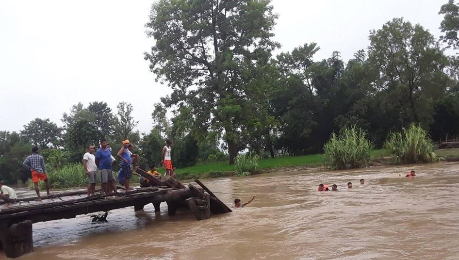 बाढीले पुल बगाउँदा आवतजावत ठप्प