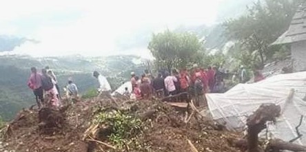 पहिरोमा पुरिएर एकै परिवारका ३ जनाको मृत्यु