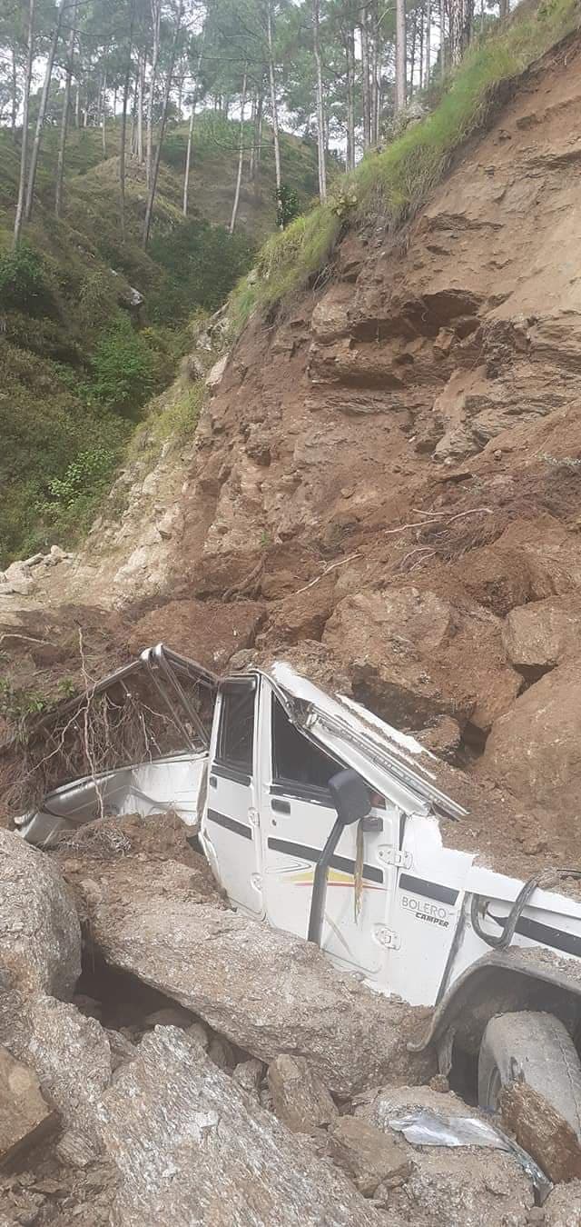 डोटीमा पहिरो खस्दा जीप पुरियो