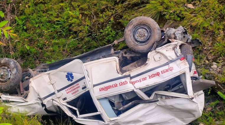 बैतडीमा एम्बुलेन्स दुर्घटना
