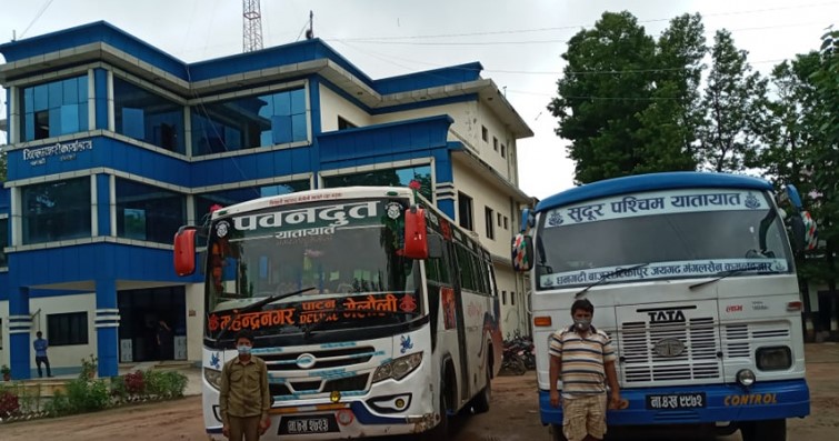 बढी यात्रु बोक्ने बस सहित चालक प्रहरी नियन्त्रणमा