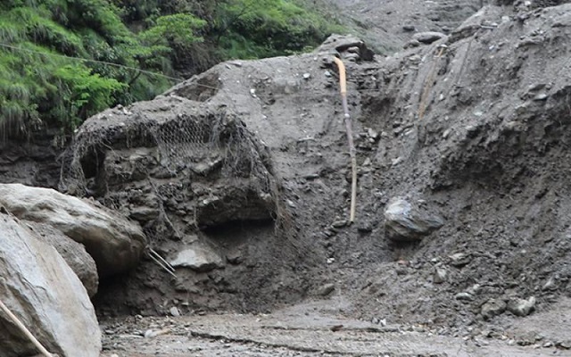 पहिरोले घर भत्किदा दुई जनाको मृत्यु