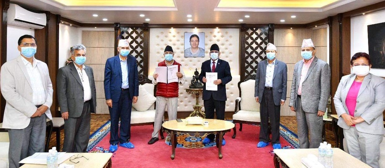 नेकपा कार्यदलले अध्यक्षद्वयलाई प्रतिवेदन बुझायो