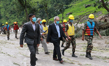 गृहमन्त्री थापा सहितको टोली अछाममा, बाढीपीडित परिवारहरु संग भेटघाट