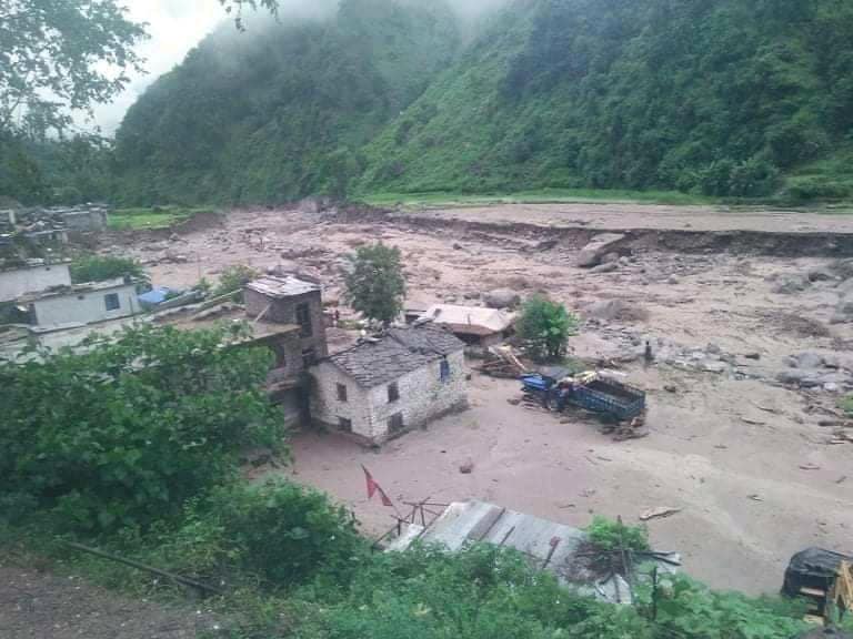 बाढीमा बगेर ज्यान गुमाउनेमध्ये तीन जनाको शव अझै सनाखत हुन सकेन