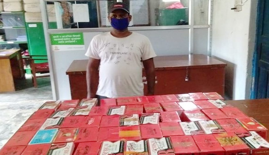 करिब १७ लाखका अबैध मोबाईल डिस्प्ले सहित एक जना पक्राउ