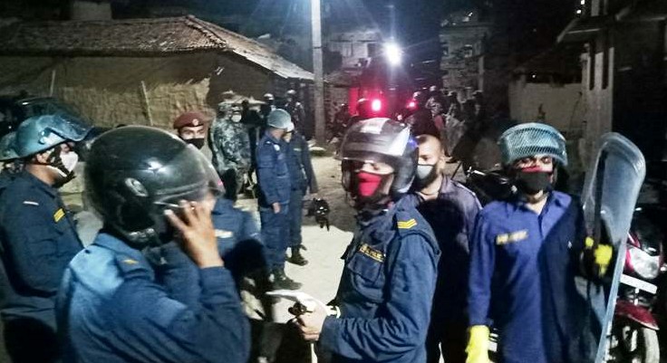 कोरोना संक्रमितको शव व्यवस्थापनका विषयमा स्थानीय र प्रहरीबीच  झडप, ७ प्रहरी घाइते