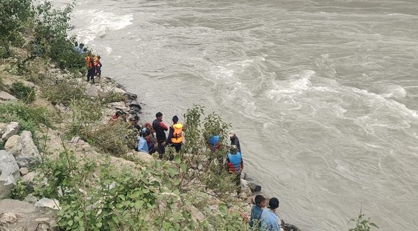 खोलाले बगाएर एकै परिवारका ४ जनाको मृत्यु