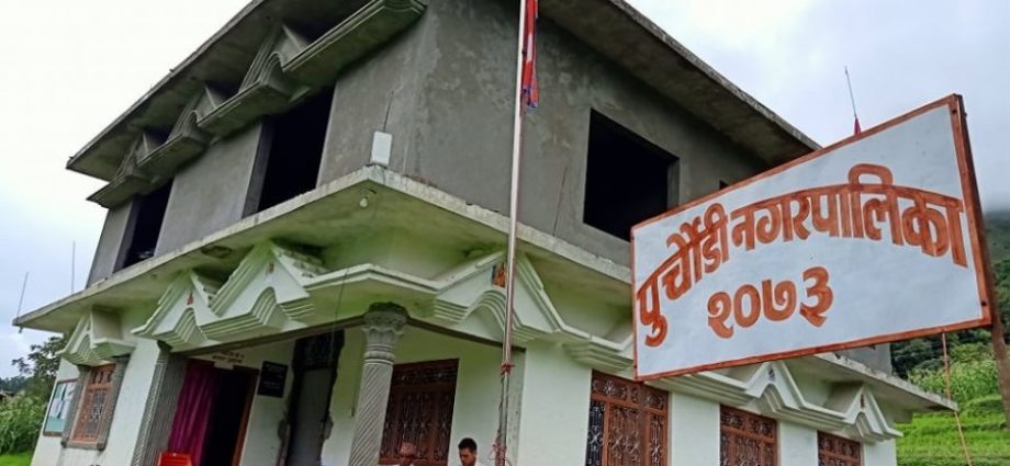 महिला स्वास्थ्यकर्मीमाथि कुटपिट