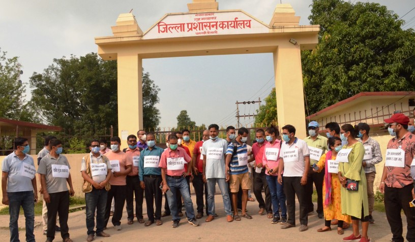 अन्तत: पत्रकारहरु सडकमा, सञ्चार गृह र पत्रकारमाथि आक्रमण गर्नेलाई प्रहरीले पक्राउ गरेन 