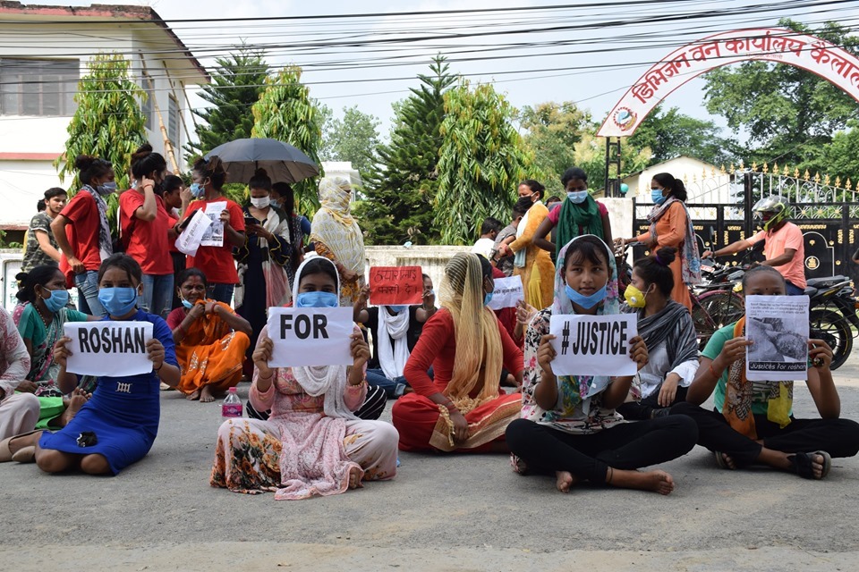 प्रहरी हिरासतमा मृत फेलापरेका युवकको न्यायको माग गर्दै धनगढीमा प्रदर्शन