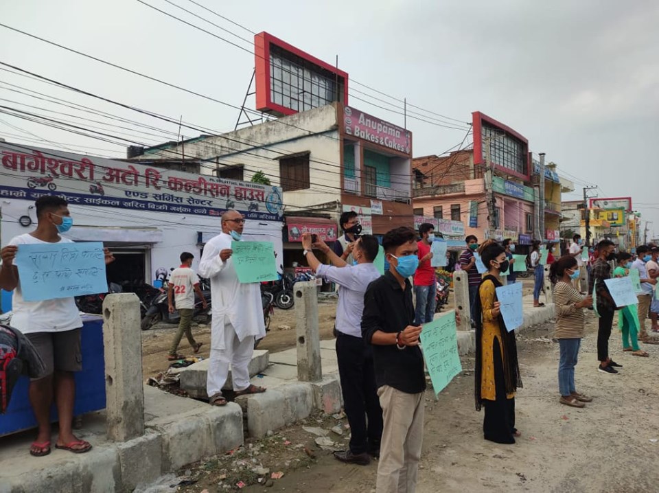 सरकारविरुद्ध प्रदर्शन : डा. केसीले उठाएका माग र घिसिङलाई पुन: नियुक्तीको माग