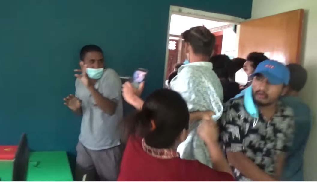 दिनेश सञ्चार गृहमा साँघातिक आक्रमण : सञ्चार गृहमै प्रवेशगरी पत्रकारमाथि कुटपिट