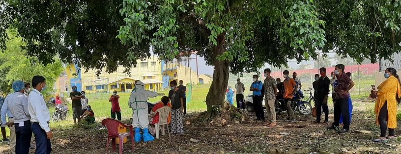 धनगढी उप–महानगरपालिका क्याम्प राखेर पिसिआर परीक्षणका लागि स्वाव संकलन गर्दै