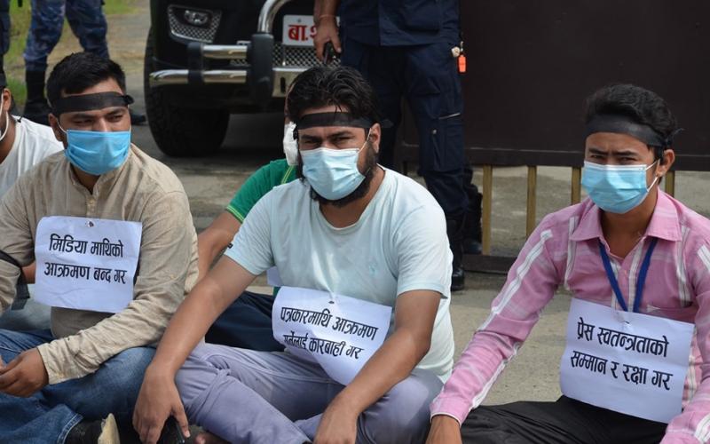 पत्रकारमाथि कुटपिट गर्नेलाई कारबाहीको माग गर्दै कालो पट्टी बाँधेर प्रशासनमा धर्ना
