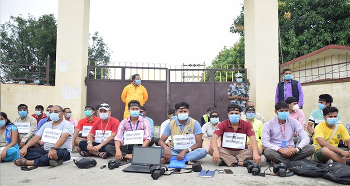 सञ्चार सामाग्री सहित पत्रकारहरु जिल्ला प्रशासन कार्यालयमा धर्ना