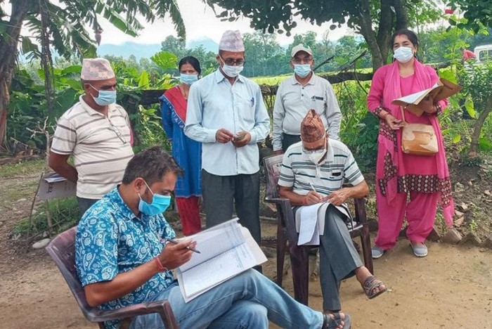 कञ्चनपुरमा अभिलेखीकरणका लागि घरदैलोमा शिक्षक