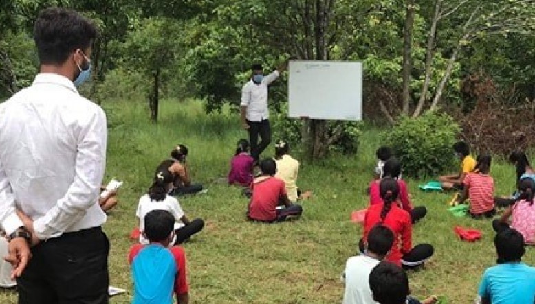 डोटीमा टोल शिक्षा कार्यक्रम सञ्चालन : शिक्षकलाई पढाउन भ्याइनभ्याइ