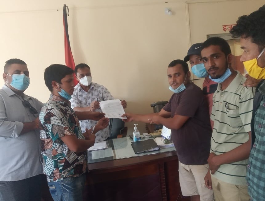 कैलालीमा बिधार्थी संगठनहरुले ६ बुँदे माग राख्दै प्रसाशनलाई बुझाए ज्ञापन पत्र