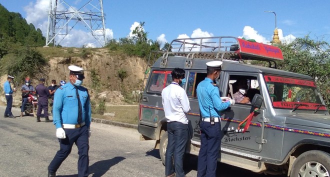 डडेल्धुराका ग्रामीण सडकमा ट्राफिकको सचेतना