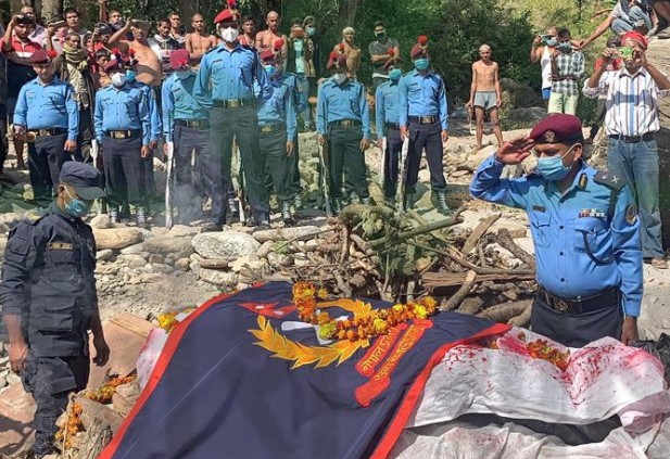 प्रहरी जवान साउदको कैलाश खोलामा सम्मान सहित अन्त्येष्टि