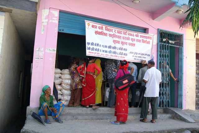 डोटीमा खुलेनन् सुपथ मूल्यका पसल, तत्काल खोल्न प्रजिअको आदेश