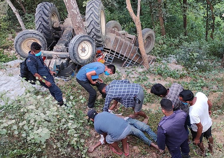 रिडीकोटमा ट्र्याक्टर दुर्घटना हुँदा एकको मृत्यु, दुई घाइते