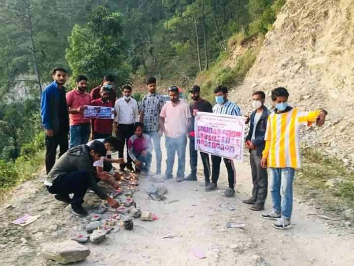 जोरायल बस दुर्घटनास्थलमा तरूण दलको शोकसभा