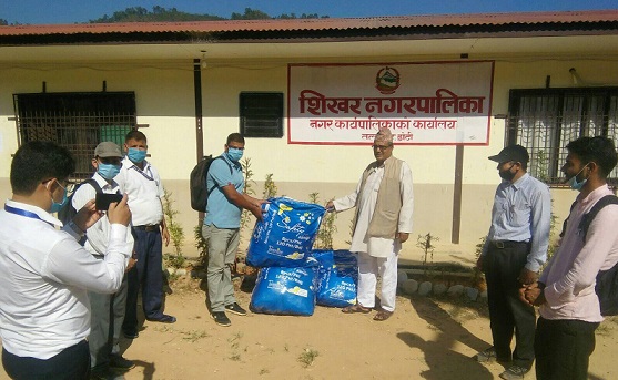 शिखर नगरपालिका भित्रका विद्यालयलाई सेनेटरी प्याड हस्तान्तरण