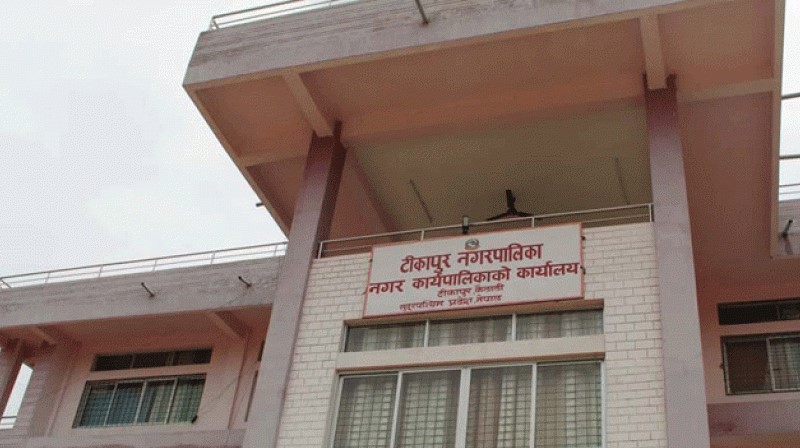 टीकापुरमा विद्युत् पोल नसार्दा सडक निर्माणमा ढिलाइ