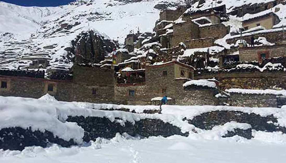 अत्यधिक चिसोले हुम्लामा पानीको धारामा बरफ जम्‍न थाल्यो