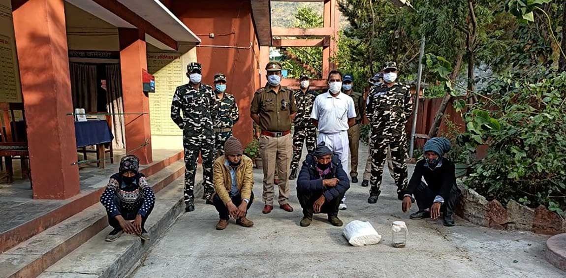 ट्युबमार्फत महाकाली तरेर भारत गएका चार नेपाली पक्राउ