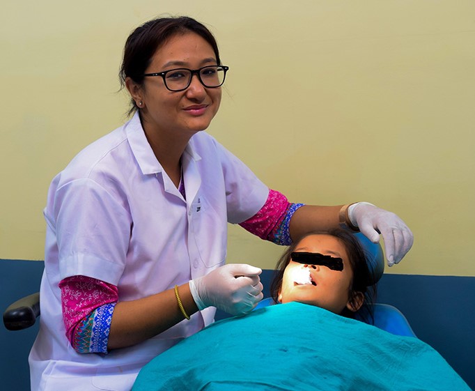 सुदूरपहाडकी एक्ली महिला दन्त चिकित्सक : बाल्यकालको पीडाले चिकित्सक बन्ने प्रेरणा मिल्यो