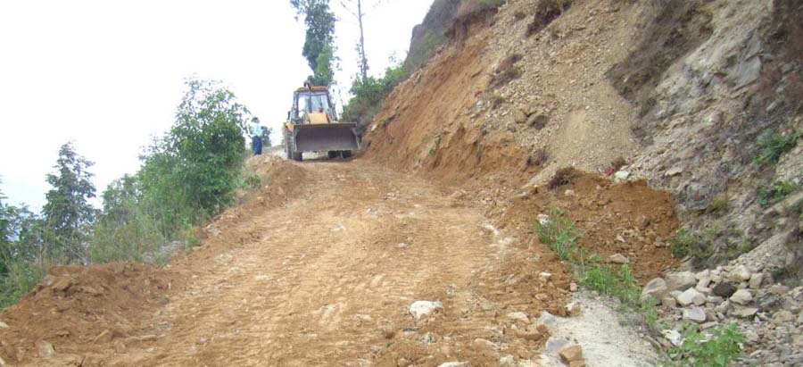 डोटीमा कोरोनाले रोकिएका सडक धमाधम बन्दै